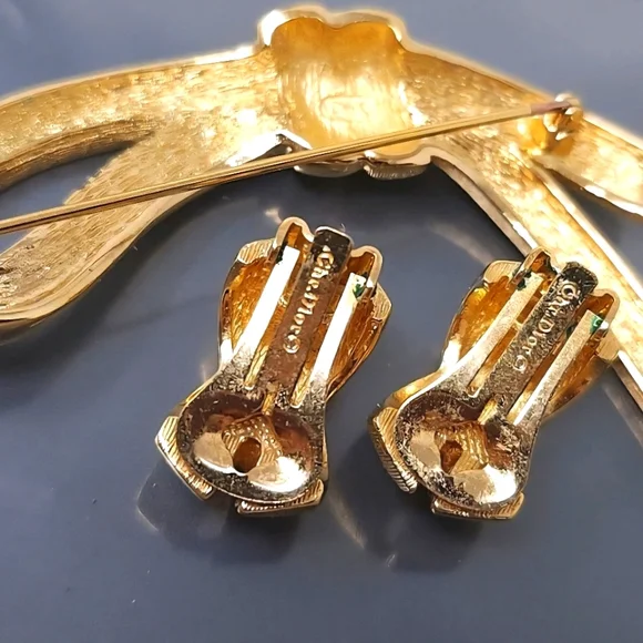 Vtg. CHRISTIAN DIOR 'Bow & Ribbon' Brooch & Earrings Set - Picture 5 of 12